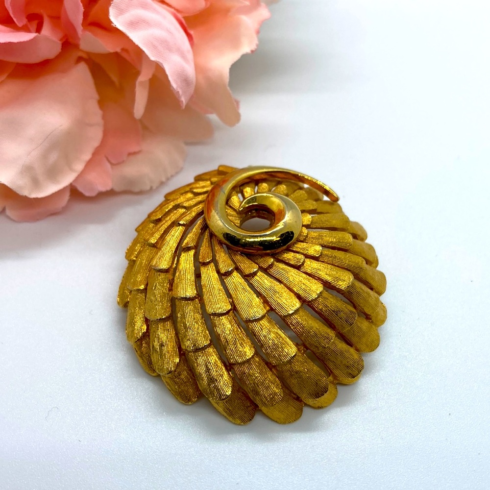 Beautiful Vintage Rsk Gold Toned Layered Brooch